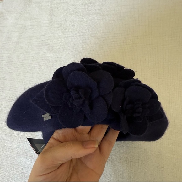 BETMAR New York Wool Blend Navy Blue Flower Beret French Hat Winter Fall Classic - Picture 2 of 9